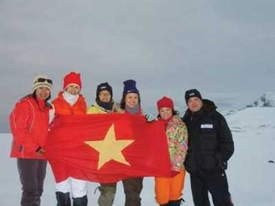 Cờ Tổ quốc ở Nam Cực.