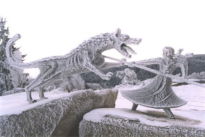 Con vật đó được chính ông chủ của nó – một kẻ bệnh hoạn, một tên có sở thích giết người hàng loạt huấn luyện nhằm giết người.