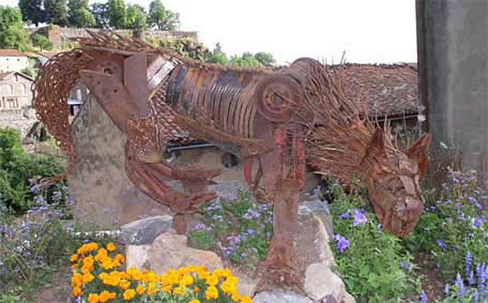 Quái thú Gauvedan được gọi theo tiếng Pháp, được mô tả có hình dáng lai giữa chó nhà và loài sói, chuyên ăn thịt người. Gevaudan có răng và nanh rất to và đuôi dài hơn đuôi chó sói thường rất nhiều. 