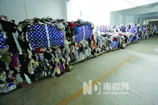 Kho quần áo bốc mùi hôi thối, nhiều loại chưa làm sạch cả vết máu