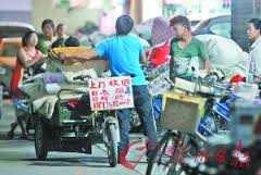 Những chiếc xe ba gác cung cấp quần áo cho quầy hàng 