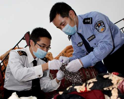 Điều đáng nó, có hơn 40 người thường xuyên vận chuyển các loại quần, áo và chăn đệm cũ bằng xe ba bánh tới cung cấp cho các quầy hàng.