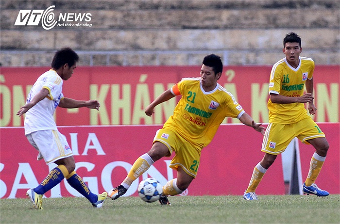 Do tính chất quan trọng của trận bán kết nên cả hai đội đã nhập cuộc đầy thận trọng. Những pha tranh chấp chủ yếu diễn ra ở khu vực giữa sân.