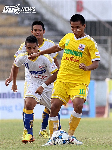 Đến phút 22, Trịnh Duy Long (áo vàng) bất ngờ có pha lập công đưa U21 Hà Nội T&T vượt lên dẫn trước.