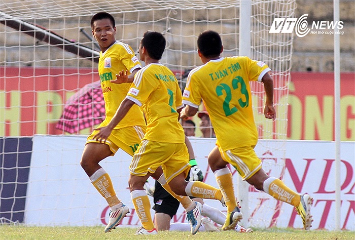 Duy Long nhận đường chuyền bên cánh phải của đồng đội, đi bóng dũng mãnh qua 1 hậu vệ SLNA rồi sút tung lưới thủ thành Văn Hùng. Trong ảnh là niềm vui của U21 Hà Nội T&T khi họ có bàn mở tỷ số.