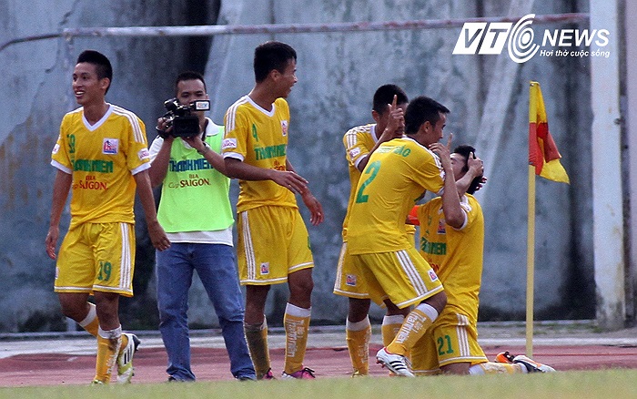 Không những vậy, U21 SLNA còn phải nhận bàn thua thứ 2 ở phút 44 do lỗi của thủ thành Văn Hùng. Văn Thuận của Hà Nội T&T là người đá phạt góc mang về bàn thắng trực tiếp cho đội bóng thủ đô.