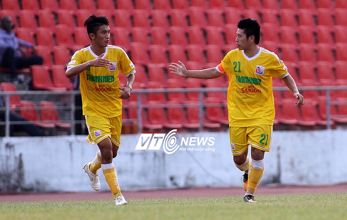 Văn Thuận (21) ăn mừng cùng đồng đội sau khi ghi bàn.