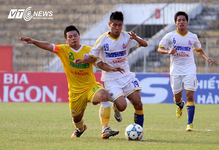 Không còn đường lùi, các cầu thủ SLNA dồn lên tấn công ào ạt.