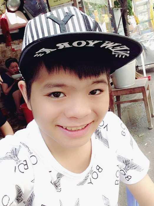 Quang Anh trong trang phục học sinh, đeo khăn quảng đỏ trước khi tới lớp.