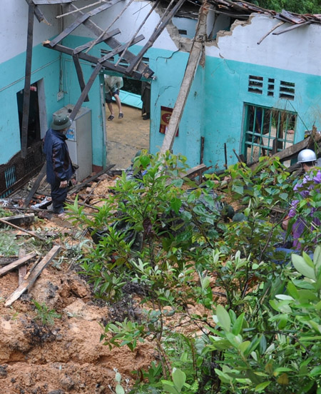 Toàn bộ tài sản trong 2 nhà dân bị chôn vùi dưới đất đá và vữa vụn