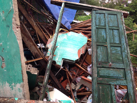 Cả 2 vụ sạt lở đồi nghiêm trong nhưng rất may không có ai bị thương.