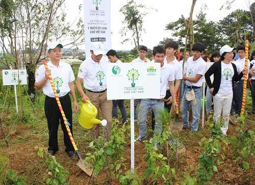 Đại biểu và các em sinh viên Đại học Đà Lạt cùng tham gia trồng cây trong chương trình “Quỹ 1 triệu cây xanh cho Việt Nam”.