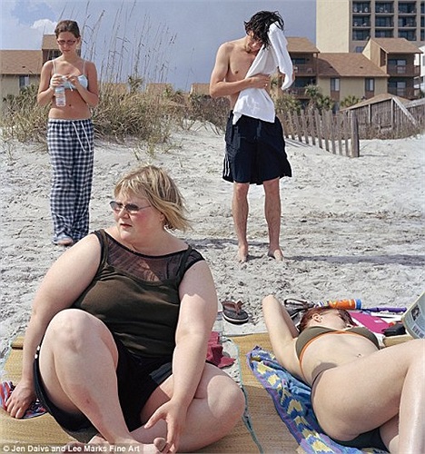 Bức ảnh này là bức đầu tiên được chị Davis chụp hồi năm 2002, có tựa đề là 'Áp lực', khi ấy chị nặng hơn 120 ký.