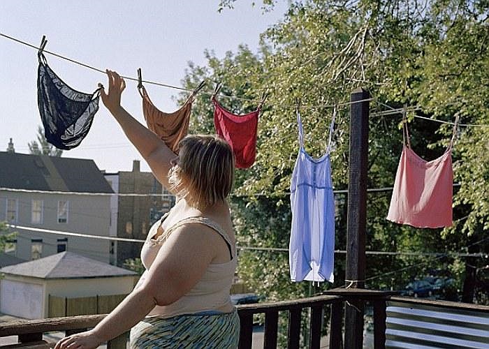 Một số bức ảnh mô tả cảnh chị Davis đang làm các công việc nhà trong cơ thể thiếu vải.