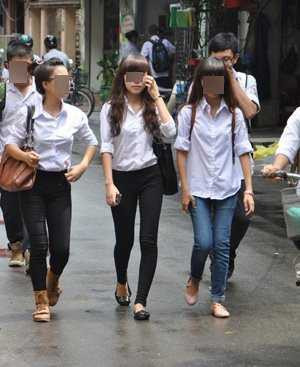 Dù trường cấm nhưng những chiếc quần bó sát được nhiều nữ sinh ưa thích mặc khi đến lớp