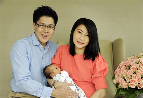 Ngày 27/8 vừa qua, Quách Tinh Tinh đã hạ sinh một bé trai nặng 3,3kg khiến đại gia đình dòng họ Fok như mở hội.