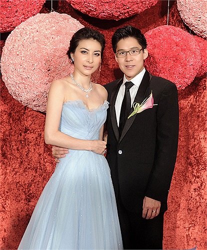 Kenneth Fok trên mạng Sina Weibo hào hứng chia sẻ, đồng thời gửi lời cảm ơn tới các bác sĩ đã giúp vợ anh 'mẹ tròn con vuông'.