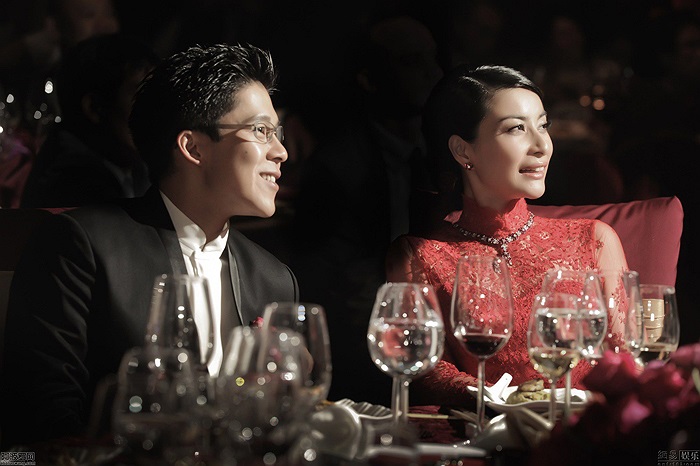 Quý tử mà Quách Tinh Tinh vừa sinh cho dòng họ Fok là thế hệ thứ 4. Theo một nguồn tin tiết lộ, con trai của Quách Tinh Tinh sẽ được thừa kế một gia tài khổng lồ, ước tính 100 tỷ nhân dân tệ (khoảng 20,9 tỷ USD).