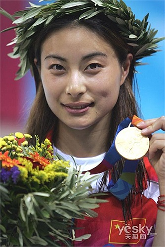 Từ đó, người ta không còn được chiêm ngưỡng tài năng và vẻ đẹp của cô gái từng giành 4 HCV Olympic này.