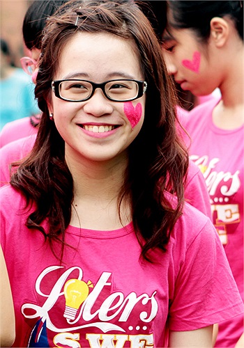 Trong đồng phục hồng, các cô gái học Văn của ngôi trường nổi tiếng bậc nhất Hà Nội xinh xắn không thua kém các hot girl. Các cô gái này với trái tim hồng bên má.