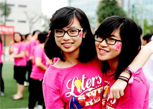 Các cô gái dùng bút màu vẽ lên mặt nhiều hình ngộ nghĩnh.