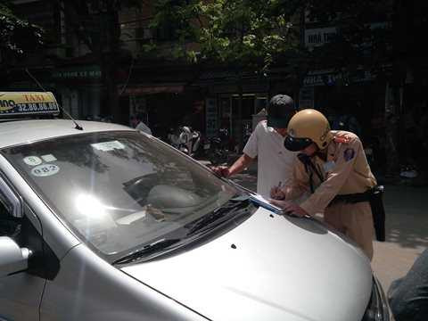 Hà Nội: Ngày đầu ra quân, xử phạt gần 100 xe taxi