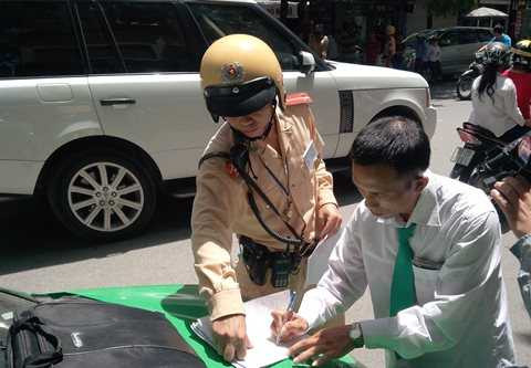 Hà Nội: Ngày đầu ra quân, xử phạt gần 100 xe taxi