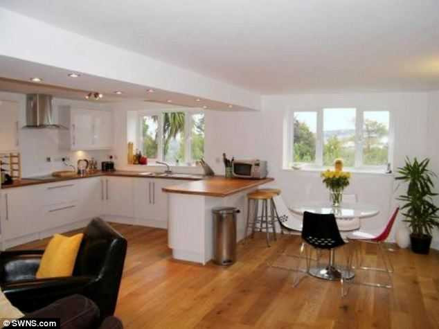 nhà sắp rơi xuống biển