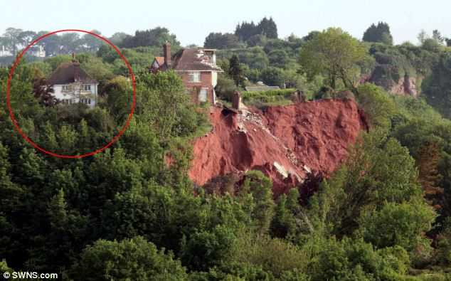 Nhưng đằng sau, lở đất vẫn đang diễn ra mỗi ngày 