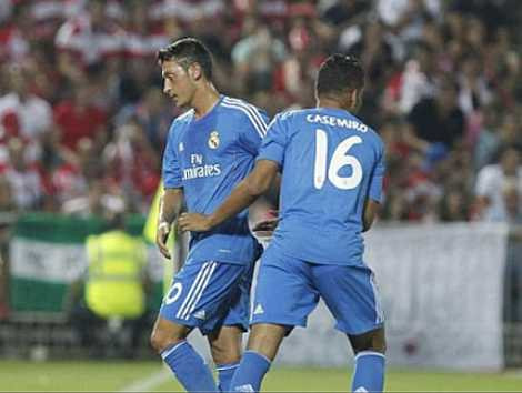 Ozil thể hiện sự không hài lòng khi bị Ancelotti thay ra. 