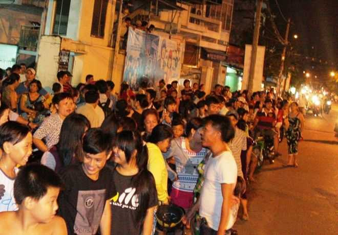 Hàng trăm người dân tập trung trên đường Hưng Phú vì rúng động bởi thông tin bảy em học sinh bị bắt cóc.