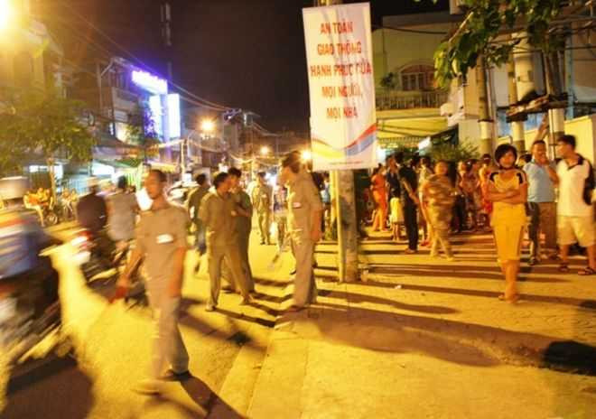 Lực lượng chức năng địa phương phải làm việc cực lực ổn định trật tự trên đường Hưng Phú.