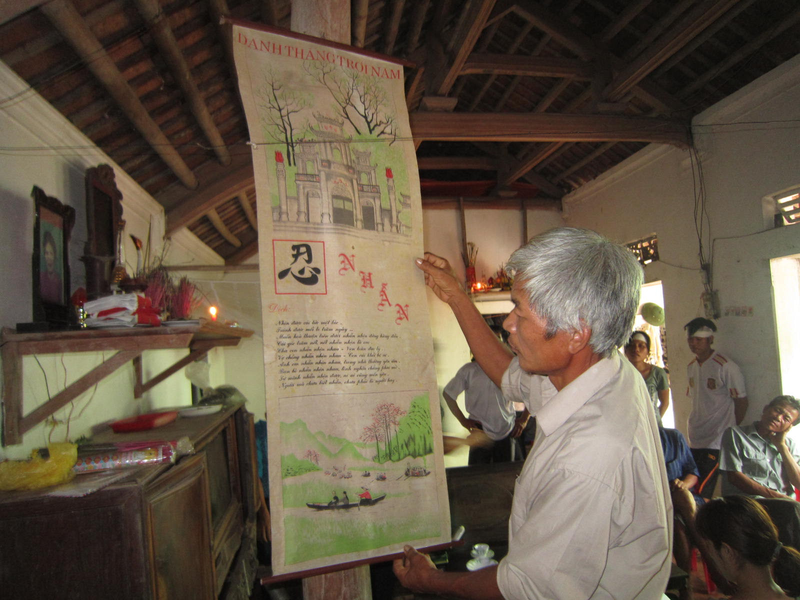Bức tranh Đền Hùng và chữ "Nhẫn" - kỷ vật duy nhất của anh Trần Hữu Hiệp được gia đình treo trang trọng trước bàn thờ.