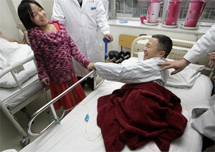 Năm 2005, lúc Hongyan lên 11 tuổi, em đã nhận được một đôi chân giả từ bệnh viện China Rehabilitation sau những cố gắng không biết mệt mỏi của em. Trong ảnh là cô bé bóng rổ đang gây cảm hứng cho một bệnh nhân mất 2 chân.