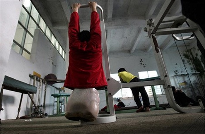 Bức ảnh chụp cô bé bóng rổ năm 16 tuổi, em đang tập luyện sức lực trong một khoá học bơi lội tại trung tâm Kunming.