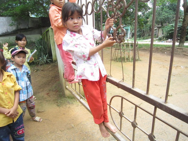 Còn quá nhỏ để biết buồn, cháu Khánh vẫn vô tư chơi đùa cùng các bạn lúc ban trưa tại trường học.