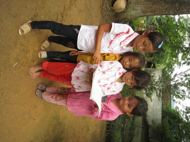 Cháu bé mồ côi Bùi Thị Khánh trong giây phút cùng các bạn tranh thủ ôn bài tập đọc tại trường.