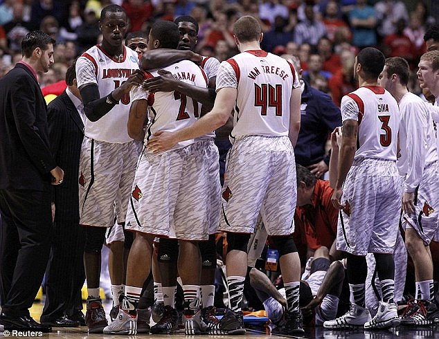 Kevin Ware, bật cao để chặn cú ném ba điểm của đối phương. Anh tiếp đất sai tư thế khiến chân phải gãy lìa cả xương chày và xương mác. 