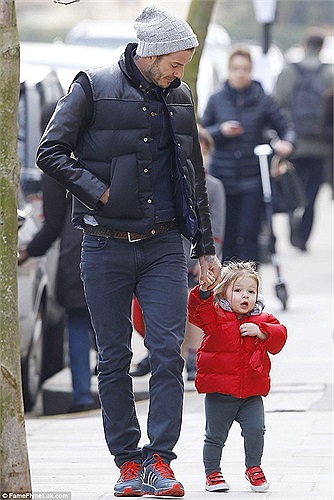 Beckham dẫn con gái đi dạo