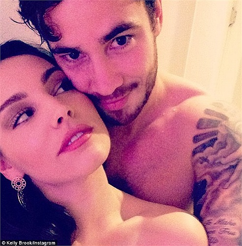 Kelly Brook tung ảnh thân mật với bạn trai cũ Danny Cipriani