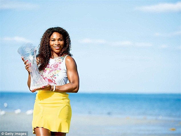 Serena Williams khoe cúp vô địch bên bờ biển