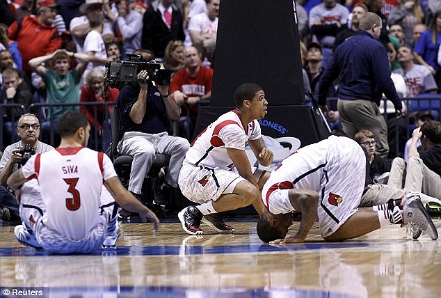 Các đồng đội chỉ biết cầu trời cho khoảnh khắc kinh hoàng qua nhanh