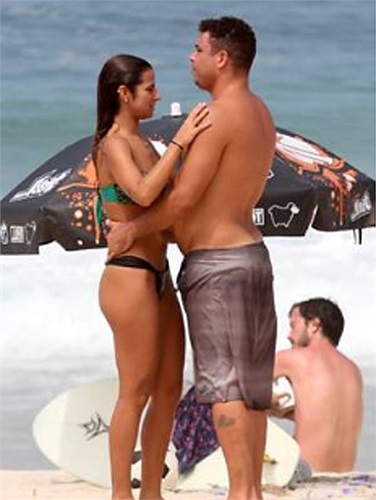 Ro béo tình tứ với người tình mới- DJ Paula Morais 