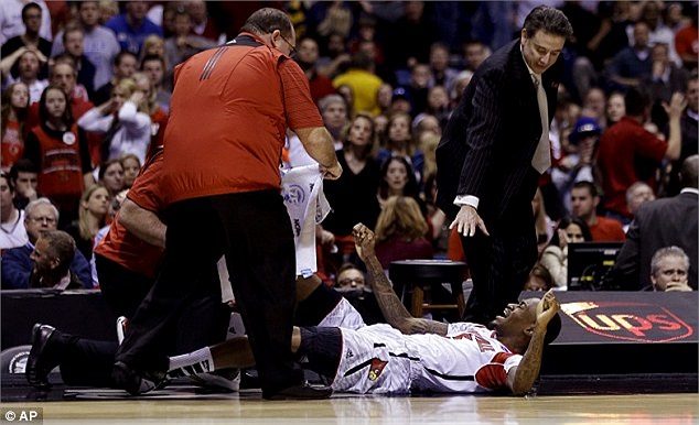 Kevin Ware đau đớn lăn lộn trên sân
