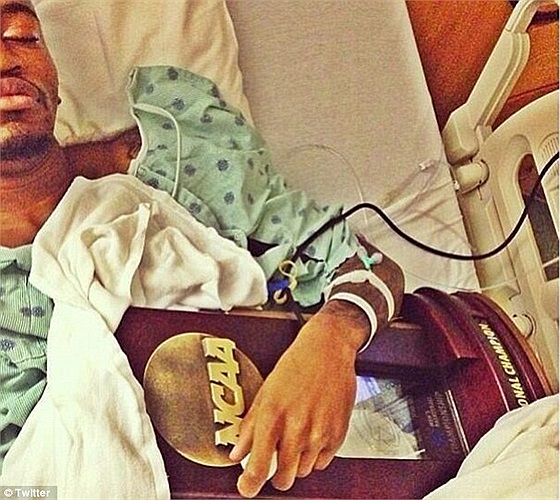 Kevin Ware được đưa vào viện ngay sau đấy nhưng thật khó nói bao giờ anh mới có thể trở lại thi đấu đỉnh cao