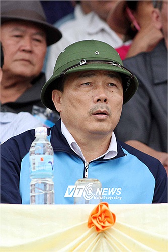 Bầu Đệ đội mũ cối đến xem trận Thanh Hóa 1-0 HAGL. Thắng trận này, đội bóng xứ Thanh tạm đứng thứ 2 trên BXH sau 2 chiến thắng, 1 trận hòa.