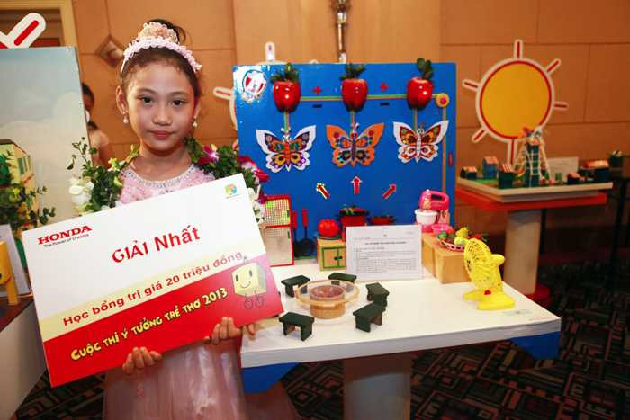 Giải Nhất khối lớp 1-3 thuộc về ý tưởng Máy hút nhiệt tích điện hình con bướm của em Phạm Thị Tố Nga, lớp 1D, trường Tiểu học Lý Tự Trọng, Hải Dương.