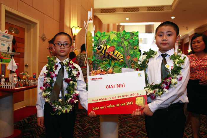 Vũ Bảo Long – Nguyễn Phong, lớp 2A5 trường Tiểu học Vĩnh Trại, Lạng Sơn với ý tưởng Ong bảo vệ rừng bắt lâm tặc