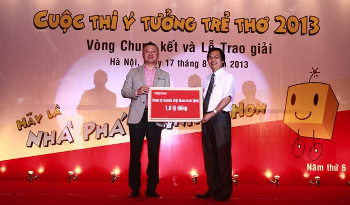 Năm nay, số tiền từ thiện của năm 2013 là gần 1,9 tỷ đồng sẽ được dành để trao tặng 950 suất học bổng cho 95 trường tiểu học trên toàn quốc