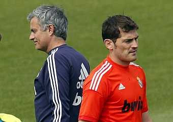 Casilas mẫu thuẫn với Mourinho.